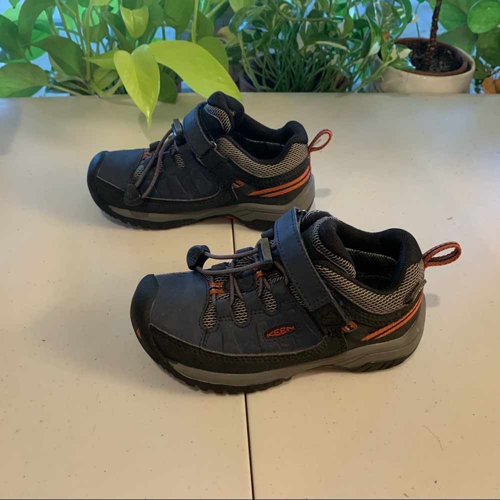 Little kids Keen waterproof hiking boot shoe 10